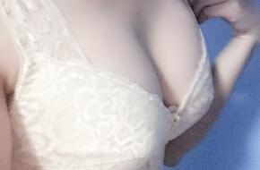 胸部躺下后的形態(tài)也挺滿意很自然，看起來不會(huì)很假