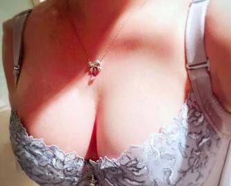 隆胸一個(gè)月整了,胸型很自然