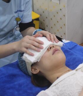 去眼袋術(shù)后護(hù)士給我做冰敷，防止淤青加快恢復(fù)