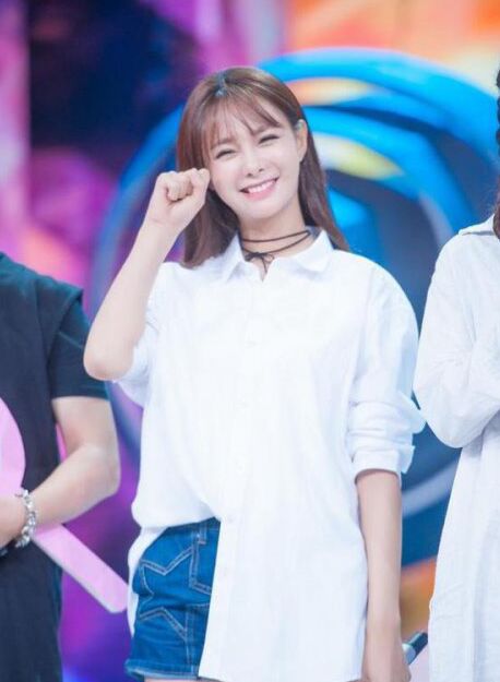 沈夢(mèng)辰整容對(duì)比圖 下巴塞的假體被發(fā)現(xiàn)