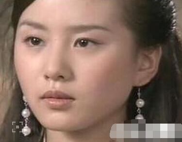 劉詩詩大餅?zāi)樧凒Z蛋臉 劉詩詩整容對比圖