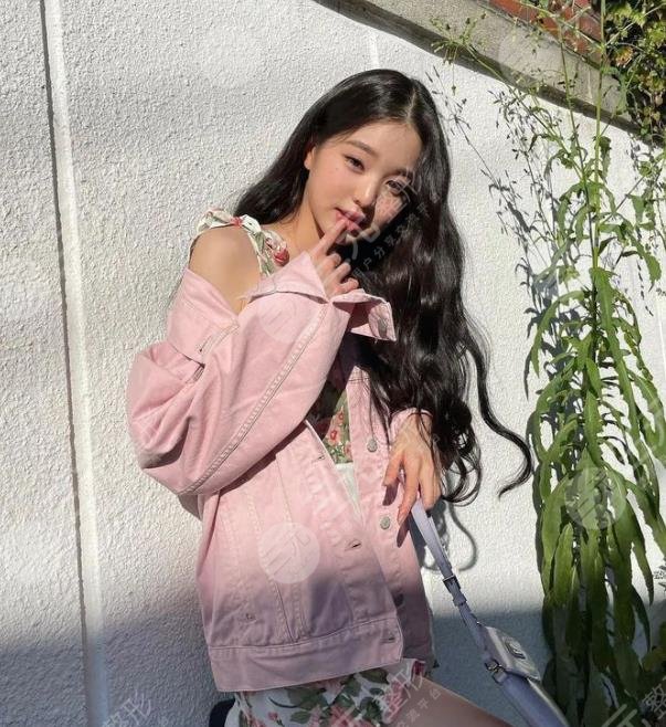 04年出生張?jiān)VE新團(tuán)出道“油膩”了?