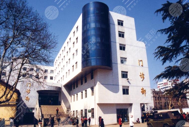 南京大學醫(yī)學院附屬金陵醫(yī)院做鼻部手術(shù)和眼部手術(shù)多少錢？哪個專家好？