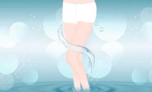 　　腿部吸脂需要多少錢(qián)?在生活中有很多腹部肥胖的人群，而現(xiàn)實(shí)生活中，腹部吸脂也是一種大多數(shù)肥胖人群熱門(mén)的一個(gè)話題，可能對(duì)于一些肥胖人群來(lái)說(shuō)，并不明白腹部吸脂究竟需要多少錢(qián)?或者是腹部吸脂的原理究竟是什么?經(jīng)過(guò)小編一段時(shí)間的市場(chǎng)調(diào)研，接下來(lái)就給肥胖人群里詳細(xì)解說(shuō)一下腹部吸脂究竟需要多少錢(qián)，并且附帶腹部吸脂的原理，一起來(lái)看一下吧。  　　1、腿部吸脂需要多少錢(qián)一般?  　　腹部吸脂大約需要1萬(wàn)元到2萬(wàn)元左右，但是具體費(fèi)用并不是固定的，要根據(jù)愛(ài)美人士吸脂的數(shù)量、當(dāng)?shù)叵M(fèi)水平、所選擇的醫(yī)院級(jí)別等這些多方面原因來(lái)判斷。  　　(1)吸脂的數(shù)量  　　對(duì)于身體極度肥胖的愛(ài)美人士來(lái)說(shuō)，做腹部吸脂就需要吸取大量的脂肪，因此做腹部吸脂的價(jià)格就會(huì)相對(duì)來(lái)說(shuō)貴一些。對(duì)于身體并不是特別肥胖的愛(ài)美人士來(lái)說(shuō)，做腹部吸脂就不需要吸取過(guò)多的脂肪，不會(huì)讓手術(shù)操作太長(zhǎng)的時(shí)間，因此做腹部吸脂需要的價(jià)格就會(huì)相對(duì)來(lái)說(shuō)便宜一些。  　　(2)當(dāng)?shù)叵M(fèi)水平  　　如果是在一二線城市做腹部吸脂手術(shù)，由于當(dāng)?shù)氐南M(fèi)水平比較高，那么做手術(shù)需要的價(jià)格也會(huì)提高。如果是在18線小城市做腹部吸脂手術(shù)，由于當(dāng)?shù)氐南M(fèi)水平比較低，那么做手術(shù)需要的價(jià)格也會(huì)相對(duì)來(lái)說(shuō)降低。  　　(3)所選擇的醫(yī)院級(jí)別  　　如果選擇三甲級(jí)別的醫(yī)院，而選擇專(zhuān)家級(jí)別的醫(yī)生做腹部吸脂手術(shù)，需要的價(jià)格就會(huì)大大提高。但是如果選擇私人診所做腹部吸脂手術(shù)的話，那么價(jià)格就會(huì)相對(duì)來(lái)說(shuō)便宜一些。但是三甲醫(yī)院做腹部吸脂手術(shù)通常會(huì)更有保障，避免貪圖便宜，選擇私人診所，以免醫(yī)生技術(shù)不過(guò)關(guān)，損傷到身體健康。  　　2、腹部吸脂的原理是什么?  　　腹部吸脂的原理主要是在腹部打開(kāi)一個(gè)微小的切口，然后利用專(zhuān)業(yè)器械連帶的細(xì)微針管插入在切口內(nèi)，通過(guò)真空負(fù)壓的方式，把腹部堆積的脂肪顆粒吸出體外，可以讓腹部快速變瘦。  　　3、腹部吸脂術(shù)后怎樣護(hù)理?  　　腹部吸脂手術(shù)會(huì)給腹部留下一定傷口，術(shù)后要做好傷口部位的衛(wèi)生護(hù)理，短時(shí)間內(nèi)不要洗澡，也不要用手觸摸傷口，避免傷口發(fā)炎或感染。另外做完腹部吸脂手術(shù)以后，還需要在專(zhuān)業(yè)醫(yī)生指導(dǎo)下穿緊身衣給身體塑形，同時(shí)緊身衣還可以起到壓迫和止血的作用。  　　除此之外，飲食方面也要吃一些清淡的食物，可以多吃新鮮的蔬菜和水果，這些食物可以促進(jìn)傷口快速愈合，也可以讓身體快速好轉(zhuǎn)。盡量不要吃脂肪含量過(guò)高的食物和熱量過(guò)高的食物，這些食物不但會(huì)影響到身體恢復(fù)，同時(shí)當(dāng)身體攝入過(guò)多熱量和脂肪的時(shí)候，很有可能會(huì)讓身體在短時(shí)間內(nèi)再次肥胖起來(lái)。