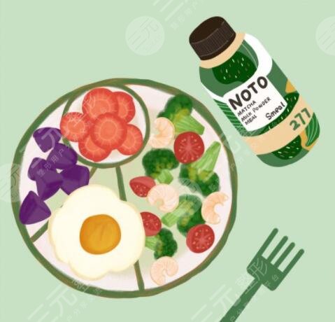 　　想減肥晚餐吃什么比較合理?現(xiàn)在有許多的小伙伴被肥胖困擾著，但是因?yàn)楣ぷ?，家庭或者學(xué)習(xí)的原因，并沒有充足的時(shí)間去運(yùn)動減肥，為了維持自身的營養(yǎng)健康，也不能盲目的去節(jié)食減肥，所以我們可以通過改變自己的三餐，來達(dá)到一個(gè)維持營養(yǎng)的同時(shí)，能夠減重的果。就有很多的小伙伴想了解晚餐吃什么可以減肥。對此小編不僅查閱了資料，也進(jìn)行了親身實(shí)踐，整理了一些方法和食譜來對“想減肥晚餐吃什么”這個(gè)問題進(jìn)行答疑解惑，小伙伴們可以參考一下。  　　一、想減肥晚餐吃什么比較合理?  　　小伙伴們想要減肥的話，在吃晚餐的時(shí)候需要注意哪些問題呢?首先咱們晚餐的時(shí)間好安排在晚上的六點(diǎn)左右，遲也不要超過晚上八點(diǎn)。有很多減重醫(yī)生和我們科普過，晚上八點(diǎn)過后好不要再進(jìn)食了，如果感覺到饑餓的話可以喝的水，如果咱們晚餐吃的太晚的話，接著就要上床睡覺，這樣不僅會極大地增加患尿道結(jié)石的風(fēng)險(xiǎn)，也會使人更加容易發(fā)胖。  　　其次是晚餐，不適合過于豐盛的肉類因?yàn)橥聿统源罅康娜忸惖脑?，它會使咱們身體內(nèi)的膽固醇含量極具增高，長時(shí)間這樣吃的話就容易誘發(fā)冠心病。然后晚餐不適合吃甜食，晚餐過后呢，咱們的運(yùn)動量會減少，甜食會加劇脂肪在身體里面的堆積，所以為了達(dá)到減肥的果，咱們在吃晚餐的時(shí)候應(yīng)該避免吃甜食。  　　咱們在吃晚餐的時(shí)候，應(yīng)該避免吃太飽，想必大家都經(jīng)歷過晚餐吃的太飽的話呢，不僅更容易長胖，還會導(dǎo)致晚上容易睡不著覺。在晚餐的時(shí)候吃了大量的東西的時(shí)候會造成腸胃的負(fù)擔(dān)更重，腸胃就會傳遞很多信息給咱們的大腦，久而久之就會引起神經(jīng)衰弱等癥狀。所以咱們在吃晚餐的時(shí)候呢，好吃七分飽，如果想要通過晚餐減肥的話，吃半飽維持身體的營養(yǎng)就可以了。  　　二、晚餐減肥應(yīng)該吃什么?  　　咱們在通過晚餐減肥的方法進(jìn)行減重的過程中，有一些食材可以達(dá)到這個(gè)減重的果，大家可以適當(dāng)吃。首先咱們可以吃豆類食品，有研究表明，豆類有助于消除人體腹部的脂肪，因?yàn)槎诡愔泻胸S富的膳食纖維，膳食纖維不僅可以去除身體的脂肪，也可以清除內(nèi)臟脂肪。其次，可以吃綠色葉子菜，晚餐選擇吃涼拌的綠色葉子菜，不僅可以保護(hù)幫助咱們少吃更多高熱量食物，也維持了咱們的健活。  　　然后呢，咱們可以在晚餐期間選擇吃粗糧，比如玉米，蕎麥，高粱等粗糧食物，它們也含有豐富的膳食纖維，促進(jìn)了腸胃的蠕動，也能夠有的幫助咱們減肥。后呢，是晚餐期間可以適當(dāng)?shù)某约t辣椒，因?yàn)樾迈r的紅辣椒當(dāng)中含有辣椒素，它能夠加速人體的新陳代謝，從而減少脂肪在人體中堆積，也是一個(gè)減脂的小技巧。  　　三、醫(yī)療美容技術(shù)減肥  　　對于患有頑固性肥胖或者病理性肥胖的小伙伴，通過晚餐減肥的方法可能并不會起到的果，所以咱們可以選擇醫(yī)療美容的技術(shù)來達(dá)到減肥的目的。咱們常見的減肥手術(shù)呢，有抽脂手術(shù)和縮胃手術(shù)。抽脂手術(shù)呢是在身體部位脂肪比較厚的地方切一個(gè)小切口，然后從小切口的部位，將皮下脂肪取出來，達(dá)到減肥的目的，但是吸脂手術(shù)對醫(yī)生的技術(shù)要求是高的，所以小伙伴們需要到正規(guī)的醫(yī)院去咨詢。縮胃手術(shù)呢是通過切割的方式將胃部切割掉一部分縮小胃的容量，讓咱們的進(jìn)食變得更少，從而達(dá)到減肥的目的。