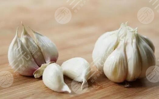 　　大蒜祛斑真的有用嗎，其實很多人都覺得大蒜是一種很好的調(diào)味品，而且放在食材里面有一種香味，其實大蒜也有著一定的祛斑作用，因為這是一種營養(yǎng)價值比較豐富的保健品。而且這些成分也具有一定的刺激性，所以能夠去除臉上的頑固型斑點，而且使用的時候也要注意一定的方式，那么我們一起來看看大蒜祛斑真的有用嗎?  　　一、大蒜祛斑真的有用嗎?  　　大蒜擦臉可以輔助祛斑。由于大蒜是一種廣譜抗菌素，而且還有一部分大蒜素，這種大蒜素就有著一定的抗氧化功能，并且和維生素C和維生素E的效果，其實是比較相似的，能夠達到抗衰老的效果。而且能夠起到一定的祛斑作用，包括黃褐斑和雀斑，從而讓皮膚狀態(tài)看上去更加的美觀。  　　二、大蒜怎么擦臉祛斑?  　　1、大蒜綠豆面膜  　　就是這種祛斑方式是很不錯的，首先取3瓣大蒜、3勺綠豆粉，然后再加入一些純凈水。要把大蒜剝皮，然后洗干凈直接榨成汁兒，然后將大蒜汁兒和綠豆粉進行一定的混合，再加入純凈水，并且混合成濃稠的狀態(tài)，直接敷在臉上，大概過十五分鐘到三十分鐘左右的時間再進行清洗，整個皮膚狀態(tài)就會更加的光滑和細膩。  　　并且堅持使用的話，也能夠讓斑點得到更好的淡化，也能夠讓皮膚更加的白皙。其實這種方式是比較簡單的，能夠讓整個人的皮膚狀態(tài)看上去更加的光滑和細膩，也能夠改良個人的氣質(zhì)和顏值，同時，不會對肌膚造成其他的傷害。  　　2、大蒜擦臉  　　取幾枚大蒜，剝開洗凈，然后再把它切開。將這種大蒜貼在老年斑上，而且反復的摩擦，只知道整個人的皮膚發(fā)紅并且發(fā)燙，才能夠讓大蒜素更好的吸收，因此能夠讓整個人的斑點得到更好的淡化。并且在涂抹的過程中，一般不會出現(xiàn)劇烈的刺痛感和疼痛感。這種方式其實是比較簡單的，但是要選擇更加新鮮的大蒜，否則可能會對整個人的皮膚造成一定的影響。  　　三、大蒜擦臉祛斑的注意事項  　　1、有部分敏感體質(zhì)人群，所以說要在專業(yè)醫(yī)生的指導下進行。有的人皮膚狀態(tài)敏感，因此會對大蒜素有接觸性過敏，而且如果出現(xiàn)了紅腫或者發(fā)癢的現(xiàn)象，那么就要進行及時的改良，不能夠盲目的開展緩解。  　　2、大蒜搽臉祛斑只有輔助祛斑的功效。想要更好的淡化自己的斑點，需要長時間使用才能夠達到更加優(yōu)質(zhì)的效果，而且不能夠吃太多辛辣刺激以及油膩的食物。  　　3、大蒜中含有的大蒜素。是大蒜素具有一定的刺激性，如果涂在臉上感覺到不適癥狀的話，那么就應該立即停止使用，并且用清水洗干凈整個人的皮膚狀態(tài)才會更加的健康和干凈。  　　4、眼周部位的皮膚較為脆弱。使用大蒜的時候不要涂抹到眼部周圍的肌膚，否則可能會產(chǎn)生劇烈的刺痛感和疼痛感，要避免眼部周圍的皮膚，而且還要在專業(yè)醫(yī)生的指導下進行涂抹。