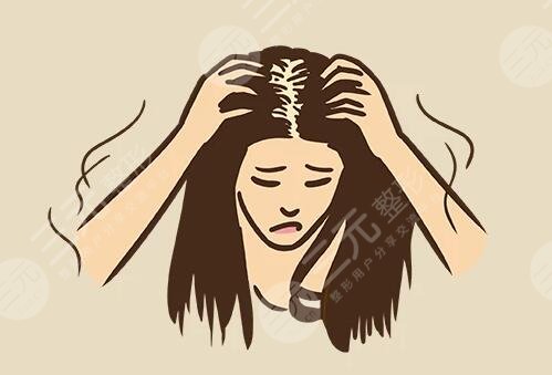 　　頭發(fā)稀少適合的發(fā)型有哪些?發(fā)量對于發(fā)型來說也是比較重要的，如果頭發(fā)比較稀少，很多發(fā)型是做不出的效果，選擇發(fā)型方面也是受到局限性限制，從發(fā)型設(shè)計角度來說頭發(fā)稀少，可以通過發(fā)型的層次結(jié)構(gòu)卷曲程度來調(diào)整使頭發(fā)的發(fā)量，在視覺上增多，如果發(fā)量特別少，容易貼頭皮，愛出油，給人的感覺也比較邋遢，扎起頭發(fā)來顯得特別的少，也不好看，特別羨慕那些發(fā)量比較多的人，其實可以通過一些發(fā)型來修飾。  　　頭發(fā)稀少適合的發(fā)型有哪些?  　　頭發(fā)稀少的人比較適合短發(fā)或者燙發(fā)，因為頭發(fā)越長自身重力越大容易貼上皮，發(fā)量顯得會比較少，而頭發(fā)短自身重力，發(fā)根的支撐力會比較好，發(fā)型的蓬松度比較飽滿，燙發(fā)可以增加蓬松感，可以獲得時髦洋氣的感覺，增加發(fā)量的視覺感。  　　許多人都覺得燙發(fā)之后容易顯老，其實那是發(fā)型沒有選對，如果選擇羊毛卷發(fā)型比較適合頭發(fā)稀疏的人，燙發(fā)顯老大多是燙出厚重堆積的效果，所導(dǎo)致的發(fā)量稀少，只要選好卷型大小，不僅增加飯量，還可以增加空間感上發(fā)型具有動感。  　　發(fā)量少發(fā)型的塑造能力就弱，發(fā)型容易貼頭皮，會讓頭發(fā)顯得稀疏，選擇燙發(fā)也是比較明智的選擇，例如紋理燙方式，可以把頭發(fā)燙出自然的彎曲效果，讓發(fā)型變得蓬松感，提升再染一款適合膚色的發(fā)色不僅時尚感又有靈動感，也可以幫助大家解決發(fā)量少的煩惱，對于年輕人來說，燙發(fā)不一定非要燙出滿頭的小卷，才屬于燙發(fā)，其實剪短發(fā)的女生燙的太卷特別的顯老，大家可以參考一下紋理燙，只需要燙出弧度，洗頭發(fā)之后，吹干時用發(fā)蠟抓出蓬松感激，可既顯得發(fā)亮增多有自然隨意，如果發(fā)量比較稀少的話可以嘗試一下。  　　不喜歡燙發(fā)的人可以選擇短發(fā)，清爽干練，在視覺上增加發(fā)量，比較流行的眉上，短劉海，頭發(fā)剪短之后自然又蓬松，如果頭發(fā)細(xì)軟，可以使用發(fā)蠟把頭發(fā)抓的蓬松一點，也可以起到很好的顯發(fā)的目的，主要是這種發(fā)型比較顯氣質(zhì)。  　　對于中青年女生燙發(fā)的卷型也可以稍微明顯一些，比如自然短款卷發(fā)搭配時尚的發(fā)色，既洋氣又濕毛，也可以增加發(fā)量，不會顯得發(fā)量比較少，短發(fā)燙卷比較適合頭發(fā)稀少的人，對于不喜歡太卷的女生來說，也可以調(diào)整層次的結(jié)構(gòu)方式，燙一些中大卷波浪卷發(fā)效果也是不錯的或者針對發(fā)根進(jìn)行摩根燙，讓頭發(fā)看起來比較蓬松，發(fā)量就會顯得比較多，打造成熟女性韻味，展現(xiàn)的也是淋漓盡致。  　　對于老年人來說頭發(fā)發(fā)量少肯定會選擇燙發(fā)，老年人比較忌諱的是貼頭皮的發(fā)型，所以選擇發(fā)型時要以蓬松為主，燙發(fā)不僅可以增加發(fā)量，還可以提升老年人的精氣，神打理好會顯得年輕化卷型大小可以根據(jù)自己的喜好來決定，小卷顯發(fā)，量大卷隨意自然，只要可以達(dá)到增發(fā)的作用，又好看即可，大卷發(fā)型時尚感強(qiáng)又自然保持時間比較短，老人可以選擇燙一些小卷，營造飽滿蓬松感，主要是維持的時間還會比較長，比較常見的老年款發(fā)型，洋氣的小卷，既減齡又顯氣質(zhì)。