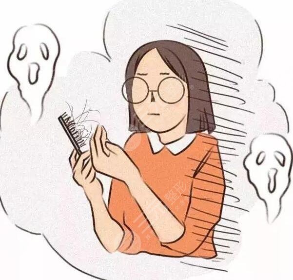 　　頭發(fā)稀少適合的發(fā)型有哪些?發(fā)量對于發(fā)型來說也是比較重要的，如果頭發(fā)比較稀少，很多發(fā)型是做不出的效果，選擇發(fā)型方面也是受到局限性限制，從發(fā)型設(shè)計角度來說頭發(fā)稀少，可以通過發(fā)型的層次結(jié)構(gòu)卷曲程度來調(diào)整使頭發(fā)的發(fā)量，在視覺上增多，如果發(fā)量特別少，容易貼頭皮，愛出油，給人的感覺也比較邋遢，扎起頭發(fā)來顯得特別的少，也不好看，特別羨慕那些發(fā)量比較多的人，其實可以通過一些發(fā)型來修飾。  　　頭發(fā)稀少適合的發(fā)型有哪些?  　　頭發(fā)稀少的人比較適合短發(fā)或者燙發(fā)，因為頭發(fā)越長自身重力越大容易貼上皮，發(fā)量顯得會比較少，而頭發(fā)短自身重力，發(fā)根的支撐力會比較好，發(fā)型的蓬松度比較飽滿，燙發(fā)可以增加蓬松感，可以獲得時髦洋氣的感覺，增加發(fā)量的視覺感。  　　許多人都覺得燙發(fā)之后容易顯老，其實那是發(fā)型沒有選對，如果選擇羊毛卷發(fā)型比較適合頭發(fā)稀疏的人，燙發(fā)顯老大多是燙出厚重堆積的效果，所導(dǎo)致的發(fā)量稀少，只要選好卷型大小，不僅增加飯量，還可以增加空間感上發(fā)型具有動感。  　　發(fā)量少發(fā)型的塑造能力就弱，發(fā)型容易貼頭皮，會讓頭發(fā)顯得稀疏，選擇燙發(fā)也是比較明智的選擇，例如紋理燙方式，可以把頭發(fā)燙出自然的彎曲效果，讓發(fā)型變得蓬松感，提升再染一款適合膚色的發(fā)色不僅時尚感又有靈動感，也可以幫助大家解決發(fā)量少的煩惱，對于年輕人來說，燙發(fā)不一定非要燙出滿頭的小卷，才屬于燙發(fā)，其實剪短發(fā)的女生燙的太卷特別的顯老，大家可以參考一下紋理燙，只需要燙出弧度，洗頭發(fā)之后，吹干時用發(fā)蠟抓出蓬松感激，可既顯得發(fā)亮增多有自然隨意，如果發(fā)量比較稀少的話可以嘗試一下。  　　不喜歡燙發(fā)的人可以選擇短發(fā)，清爽干練，在視覺上增加發(fā)量，比較流行的眉上，短劉海，頭發(fā)剪短之后自然又蓬松，如果頭發(fā)細(xì)軟，可以使用發(fā)蠟把頭發(fā)抓的蓬松一點，也可以起到很好的顯發(fā)的目的，主要是這種發(fā)型比較顯氣質(zhì)。  　　對于中青年女生燙發(fā)的卷型也可以稍微明顯一些，比如自然短款卷發(fā)搭配時尚的發(fā)色，既洋氣又濕毛，也可以增加發(fā)量，不會顯得發(fā)量比較少，短發(fā)燙卷比較適合頭發(fā)稀少的人，對于不喜歡太卷的女生來說，也可以調(diào)整層次的結(jié)構(gòu)方式，燙一些中大卷波浪卷發(fā)效果也是不錯的或者針對發(fā)根進(jìn)行摩根燙，讓頭發(fā)看起來比較蓬松，發(fā)量就會顯得比較多，打造成熟女性韻味，展現(xiàn)的也是淋漓盡致。  　　對于老年人來說頭發(fā)發(fā)量少肯定會選擇燙發(fā)，老年人比較忌諱的是貼頭皮的發(fā)型，所以選擇發(fā)型時要以蓬松為主，燙發(fā)不僅可以增加發(fā)量，還可以提升老年人的精氣，神打理好會顯得年輕化卷型大小可以根據(jù)自己的喜好來決定，小卷顯發(fā)，量大卷隨意自然，只要可以達(dá)到增發(fā)的作用，又好看即可，大卷發(fā)型時尚感強(qiáng)又自然保持時間比較短，老人可以選擇燙一些小卷，營造飽滿蓬松感，主要是維持的時間還會比較長，比較常見的老年款發(fā)型，洋氣的小卷，既減齡又顯氣質(zhì)。