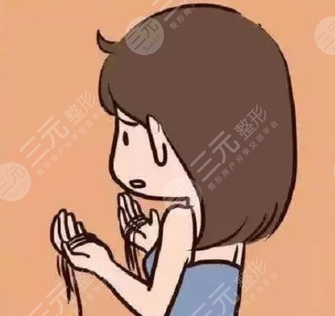 　　頭發(fā)稀少適合的發(fā)型有哪些?發(fā)量對于發(fā)型來說也是比較重要的，如果頭發(fā)比較稀少，很多發(fā)型是做不出的效果，選擇發(fā)型方面也是受到局限性限制，從發(fā)型設(shè)計角度來說頭發(fā)稀少，可以通過發(fā)型的層次結(jié)構(gòu)卷曲程度來調(diào)整使頭發(fā)的發(fā)量，在視覺上增多，如果發(fā)量特別少，容易貼頭皮，愛出油，給人的感覺也比較邋遢，扎起頭發(fā)來顯得特別的少，也不好看，特別羨慕那些發(fā)量比較多的人，其實可以通過一些發(fā)型來修飾。  　　頭發(fā)稀少適合的發(fā)型有哪些?  　　頭發(fā)稀少的人比較適合短發(fā)或者燙發(fā)，因為頭發(fā)越長自身重力越大容易貼上皮，發(fā)量顯得會比較少，而頭發(fā)短自身重力，發(fā)根的支撐力會比較好，發(fā)型的蓬松度比較飽滿，燙發(fā)可以增加蓬松感，可以獲得時髦洋氣的感覺，增加發(fā)量的視覺感。  　　許多人都覺得燙發(fā)之后容易顯老，其實那是發(fā)型沒有選對，如果選擇羊毛卷發(fā)型比較適合頭發(fā)稀疏的人，燙發(fā)顯老大多是燙出厚重堆積的效果，所導(dǎo)致的發(fā)量稀少，只要選好卷型大小，不僅增加飯量，還可以增加空間感上發(fā)型具有動感。  　　發(fā)量少發(fā)型的塑造能力就弱，發(fā)型容易貼頭皮，會讓頭發(fā)顯得稀疏，選擇燙發(fā)也是比較明智的選擇，例如紋理燙方式，可以把頭發(fā)燙出自然的彎曲效果，讓發(fā)型變得蓬松感，提升再染一款適合膚色的發(fā)色不僅時尚感又有靈動感，也可以幫助大家解決發(fā)量少的煩惱，對于年輕人來說，燙發(fā)不一定非要燙出滿頭的小卷，才屬于燙發(fā)，其實剪短發(fā)的女生燙的太卷特別的顯老，大家可以參考一下紋理燙，只需要燙出弧度，洗頭發(fā)之后，吹干時用發(fā)蠟抓出蓬松感激，可既顯得發(fā)亮增多有自然隨意，如果發(fā)量比較稀少的話可以嘗試一下。  　　不喜歡燙發(fā)的人可以選擇短發(fā)，清爽干練，在視覺上增加發(fā)量，比較流行的眉上，短劉海，頭發(fā)剪短之后自然又蓬松，如果頭發(fā)細(xì)軟，可以使用發(fā)蠟把頭發(fā)抓的蓬松一點，也可以起到很好的顯發(fā)的目的，主要是這種發(fā)型比較顯氣質(zhì)。  　　對于中青年女生燙發(fā)的卷型也可以稍微明顯一些，比如自然短款卷發(fā)搭配時尚的發(fā)色，既洋氣又濕毛，也可以增加發(fā)量，不會顯得發(fā)量比較少，短發(fā)燙卷比較適合頭發(fā)稀少的人，對于不喜歡太卷的女生來說，也可以調(diào)整層次的結(jié)構(gòu)方式，燙一些中大卷波浪卷發(fā)效果也是不錯的或者針對發(fā)根進(jìn)行摩根燙，讓頭發(fā)看起來比較蓬松，發(fā)量就會顯得比較多，打造成熟女性韻味，展現(xiàn)的也是淋漓盡致。  　　對于老年人來說頭發(fā)發(fā)量少肯定會選擇燙發(fā)，老年人比較忌諱的是貼頭皮的發(fā)型，所以選擇發(fā)型時要以蓬松為主，燙發(fā)不僅可以增加發(fā)量，還可以提升老年人的精氣，神打理好會顯得年輕化卷型大小可以根據(jù)自己的喜好來決定，小卷顯發(fā)，量大卷隨意自然，只要可以達(dá)到增發(fā)的作用，又好看即可，大卷發(fā)型時尚感強(qiáng)又自然保持時間比較短，老人可以選擇燙一些小卷，營造飽滿蓬松感，主要是維持的時間還會比較長，比較常見的老年款發(fā)型，洋氣的小卷，既減齡又顯氣質(zhì)。