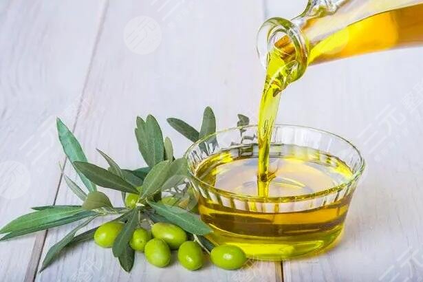 　　橄欖油去除妊娠紋哪個(gè)牌子好一點(diǎn)?妊娠紋是很多女性在生活中擔(dān)心的問題，因?yàn)樗齻兒ε伦约阂矔?huì)出現(xiàn)這樣的情況，這會(huì)導(dǎo)致自己的形象受到一定的損害。如果需要很長時(shí)間，也可能會(huì)造成心理問題。但是對于熱愛美麗的妊娠期媽媽們來說，肚子上長著丑陋的花紋對心情太差了!懷孕的媽媽們不要忘記選擇橄欖油哦，同時(shí)多吃富含膠原蛋白的食物，豬皮、豬腳等，搭配起來才有光滑的肚子，相信自己懷孕了也是個(gè)美麗的媽媽。  　　1、橄欖油去除妊娠紋哪個(gè)牌子好一點(diǎn)?  　　(1)強(qiáng)烈安利去除妊娠紋好用的橄欖油、袋鼠媽媽橄欖油。袋鼠媽媽的橄欖油是懷孕期間護(hù)膚的老朋友，在澳大利亞是專門為孕婦使用的品牌。這次使用的橄欖油中沒有酒精精華，香味清爽自然，涂在肚子上也很滋潤。懷上第一個(gè)寶寶的時(shí)候沒注意到這個(gè)，花了很長時(shí)間才把它關(guān)掉。這次懷了二寶之后，馬上給家里準(zhǔn)備了袋鼠媽媽的橄欖油，每天定時(shí)涂按摩，不會(huì)讓妊娠紋悲劇再上演了!  　　(2)帕瑪氏，該品牌橄欖油具有保濕潤澤的功效，可預(yù)防腹部皺紋，令肌膚光滑潤澤，是專注于孕婦產(chǎn)前和產(chǎn)后護(hù)膚的孕婦化妝品品牌，能改良肌膚彈性，緩解滋潤  　　2、橄欖油使用寶典  　　(1)孕期使用：懷孕3、4個(gè)月左右，在皮膚細(xì)胞和組織尚未擴(kuò)張之前。懷孕的媽媽們用橄欖油按摩腹部，提高皮膚彈性，修復(fù)妊娠紋，預(yù)防妊娠紋的發(fā)生。  　　(2)臨產(chǎn)期使用：孕婦分娩前一周，可將橄欖油涂在頭上浸泡乳頭的舊皮或污垢，也有助于初乳順利流出。  　　(3)產(chǎn)后使用：寶寶剛出生，皮膚水嫩，但每天涂橄欖油保護(hù)皮膚，橄欖油柔軟，不刺激皮膚?？梢苑乐箣雰旱钠つw被汗水和尿液浸泡。洗完澡后，在一杯水里加入橄欖油充分混合，分為身體的所有部位，在當(dāng)?shù)匕茨Γ梢允蛊つw更加光滑。  　　3、橄欖油其他作用  　　(1)橄欖油本身無法去除或改良妊娠紋，只能預(yù)防妊娠紋。因?yàn)殚蠙煊秃胁伙柡椭舅岷途S生素E，橄欖油通過按摩滲入皮膚后，可以增強(qiáng)皮膚膠原蛋白的延展性，減少妊娠紋的出現(xiàn)。妊娠紋的出現(xiàn)也與女性的體質(zhì)有關(guān)。有些人只是肚子大，沒有妊娠紋。有些女孩在肚子稍大時(shí)可能會(huì)開始有妊娠紋。橄欖油在妊娠紋形成之前有一定的預(yù)防作用，但對已經(jīng)形成的妊娠紋沒有作用，因此橄欖油本身無法去除妊娠紋。  　　(2)橄欖油通常能滋潤皮膚。在妊娠紋區(qū)域涂抹橄欖油進(jìn)行按摩可以改良皮膚的新陳代謝，從而淡化妊娠紋，但不能完全消除妊娠紋。如果你想徹底去除妊娠紋，可以去正規(guī)的美容醫(yī)療機(jī)構(gòu)選擇激光方法，這種方法可以刺激皮膚下膠原蛋白和纖維蛋白的增殖和重組，并可以修復(fù)受損的皮膚組織，從而有效去除妊娠紋。