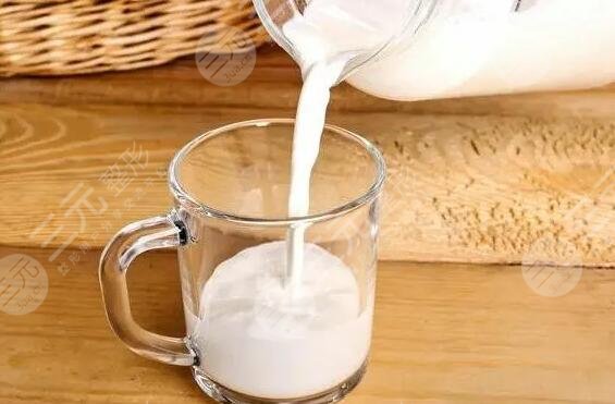空腹喝牛奶