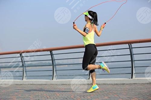 跳繩和跑步哪個(gè)對膝?蓋沖擊力小?